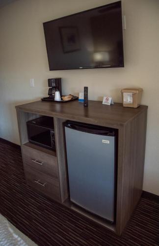 Rodeway Inn Near University-Gateway to Yosemiteにあるキッチンまたは簡易キッチン