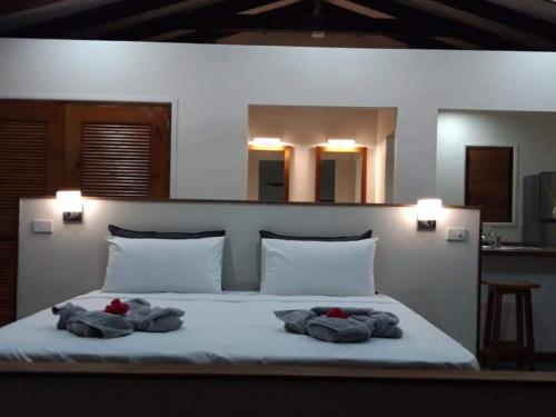 Voodi või voodid majutusasutuse Whispering Palms - Absolute Beachfront Villas toas