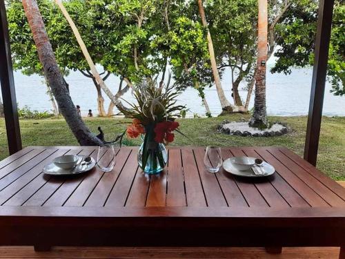 Photo de la galerie de l'établissement Whispering Palms - Absolute Beachfront Villas, à Port Vila