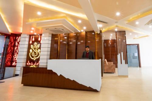Ο χώρος του λόμπι ή της ρεσεψιόν στο Hotel Trimurti