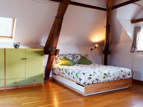 een slaapkamer met een bed en een dressoir bij Les Vergers de Cussy in Cussy-en-Morvan