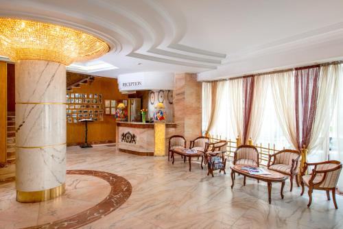 un hall avec des chaises et des tables dans un bâtiment dans l'établissement Eurohotel, à Lviv