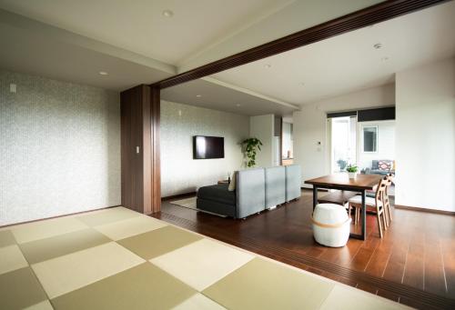 a living room with a couch and a table at Koti Yamanakako next to Hananomiyako Kouen in Yamanakako