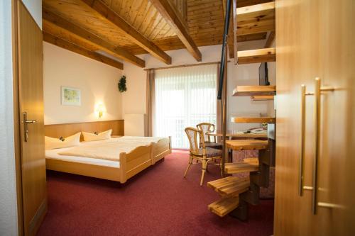 Ліжко або ліжка в номері Hotel und Restaurant Karpfenschänke