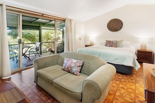Un pat sau paturi într-o cameră la Bendles Cottages
