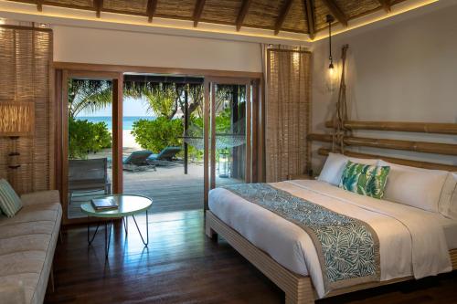 Cama o camas de una habitación en Constance Moofushi Maldives - All Inclusive