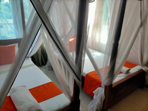 Tempat tidur dalam kamar di FASTCARE Mj APARTMENTS And VILLAS