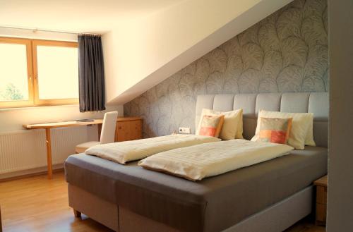 Schlafzimmer mit einem großen Bett mit Kopfteil in der Unterkunft Simiterhof Lavant in Lavant