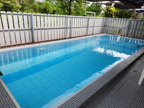 Bazén v ubytování Fancy Carp Resort nebo v jeho okolí