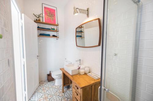 リスボンにあるBlue Garden Apartmentのバスルーム(洗面台、鏡、トイレ付)
