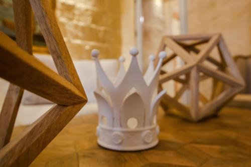 a white crown sitting on top of a table at Palazzino Birgu Host Family Bed and Breakfast in Vittoriosa