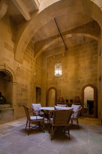 a dining room with a table and chairs at Palazzino Birgu Host Family Bed and Breakfast in Vittoriosa