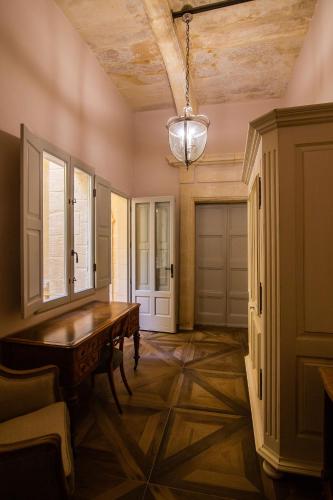 a dining room with a wooden table and a ceiling at Palazzino Birgu Host Family Bed and Breakfast in Vittoriosa