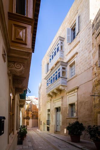 an alley in the old city of jerusalem at Palazzino Birgu Host Family Bed and Breakfast in Vittoriosa