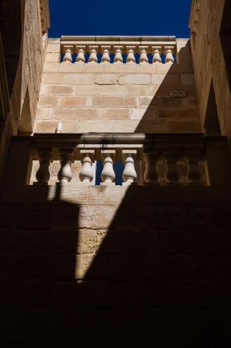 a close up view of a building with a balcony at Palazzino Birgu Host Family Bed and Breakfast in Vittoriosa