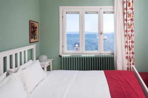 カラ・ネラにあるAvgi by the Seaのベッドルーム1室(ベッド1台、海の景色を望む窓付)が備わります。