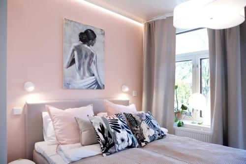 1 dormitorio con 1 cama y una pintura en la pared en Hotel Amandis en Naantali