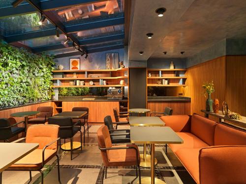 Khu vực ghế ngồi tại Le Katorze Hôtel