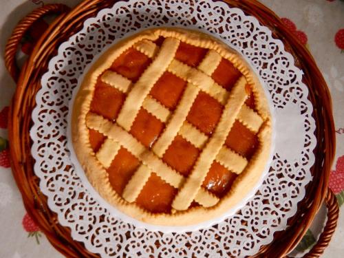 een taart zittend op een bord op een tafel bij Hotel Giglio in Salsomaggiore Terme