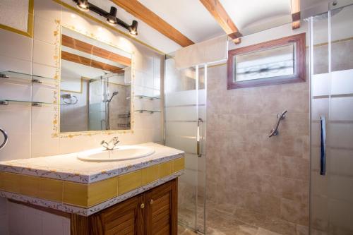 ein Bad mit einem Waschbecken und einer Dusche in der Unterkunft Villa Antonia in Pollença