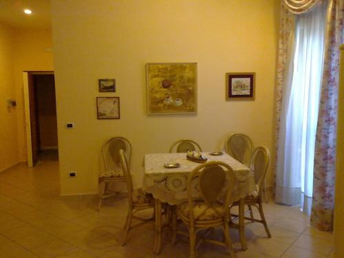 een eetkamer met een tafel en stoelen bij B&B Anfiteatro Campano in Santa Maria Capua Vetere