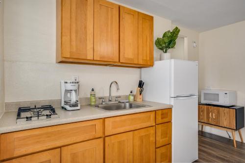 Dapur atau dapur kecil di Aloha Suites Waikiki