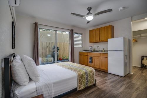 Dapur atau dapur kecil di Aloha Suites Waikiki