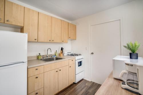 Dapur atau dapur kecil di Aloha Suites Waikiki