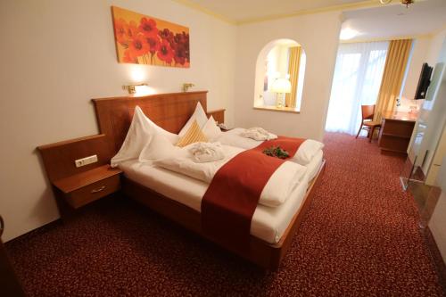 Letto o letti in una camera di ANGERHOF Kur- und Thermenhotel