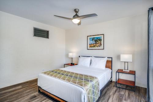 - une chambre avec un lit et un ventilateur de plafond dans l'établissement Aloha Suites Waikiki, à Honolulu