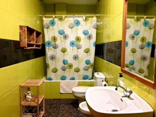 Un baño con lavabo, inodoro y ducha. en Apartamentos El Parral, en Arroyo Frío