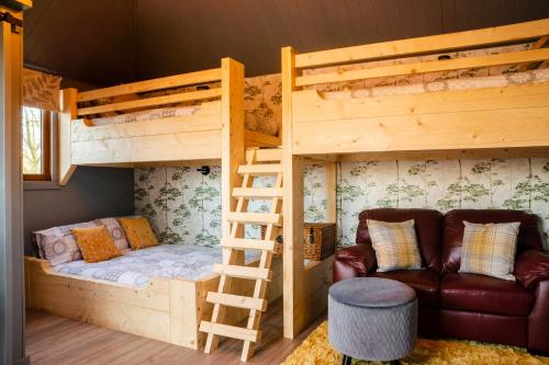 - une chambre avec 2 lits superposés et un canapé dans l'établissement The Treehouse - Sleeps 4, à Old Leake