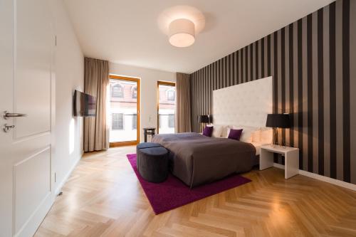 ドレスデンにあるModernes Apartment am Neumarktのベッドルーム1室(ベッド1台、紫の敷物付)