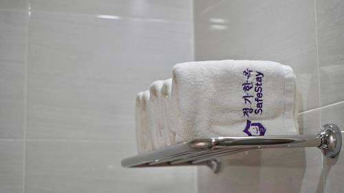 wieszak na ręczniki w łazience z ręcznikiem w obiekcie The Jeongga w mieście Jeonju
