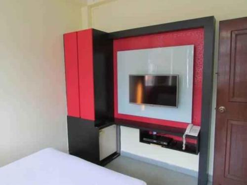 a wall with a tv in a room at SENG WAH HOTEL in Singapore