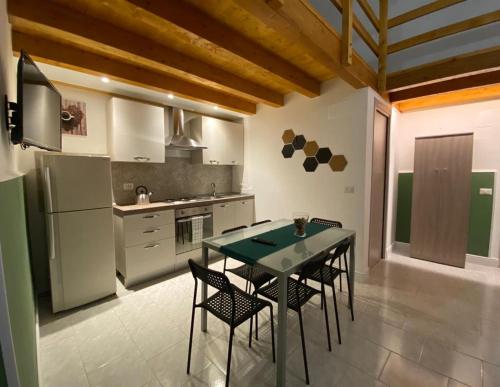 A kitchen or kitchenette at Il Vicolo Home 2
