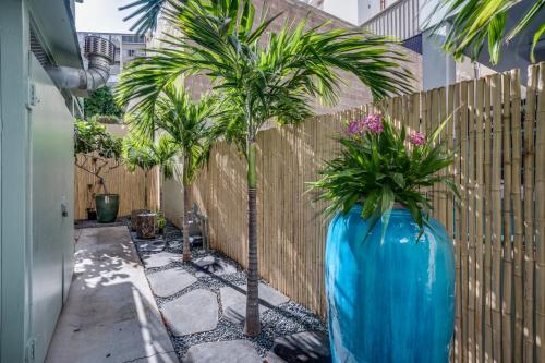 Taman di luar Aloha Suites Waikiki