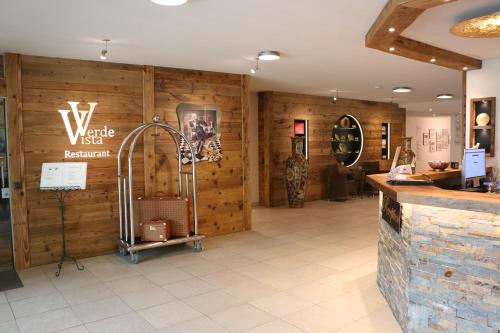 een winkel lobby met houten muren en een bar bij Hotel & Bildungszentrum Matt in Schwarzenberg