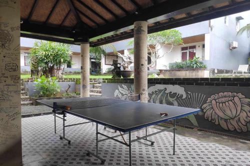 eine Tischtennisplatte in einem Innenhof mit einem Gebäude in der Unterkunft Pecatu GuestHouse in Uluwatu