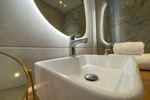 une salle de bain avec un lavabo et un miroir dans l'établissement C016-Magnifique appartement de standing au coeur du Suquet, à Cannes