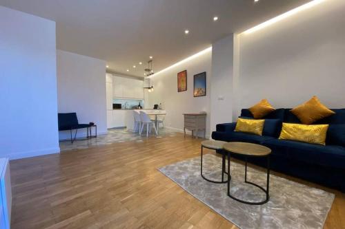 un salon avec un canapé bleu et une table dans l'établissement C016-Magnifique appartement de standing au coeur du Suquet, à Cannes