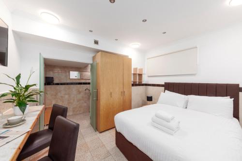 Katil atau katil-katil dalam bilik di Argyle Apart Hotel