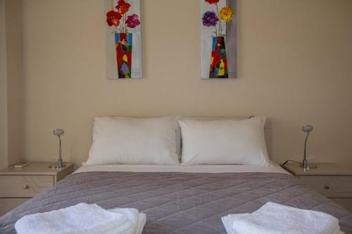 Una cama o camas en una habitación de Villa Nopigia Homeleader
