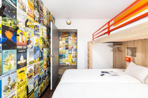 Una cama o camas en una habitación de hotelF1 Cholet