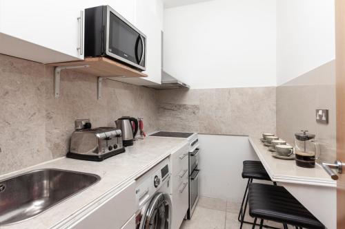 Dapur atau dapur kecil di Argyle Apart Hotel