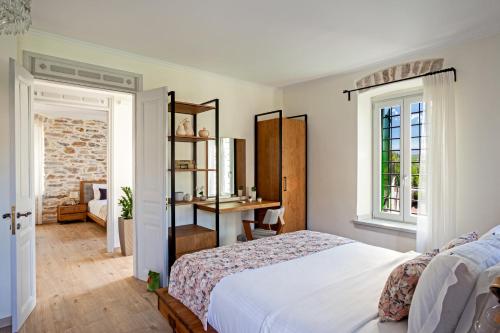Áno GatzéaにあるVilla Thalia by Pelion Estiesのベッドと机が置かれた寝室