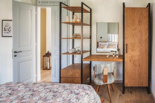 Áno GatzéaにあるVilla Thalia by Pelion Estiesのベッドと机と鏡のある寝室