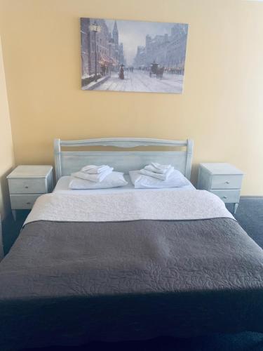 uma cama com duas toalhas brancas em cima em Euro Hotel Hostel em Kovelʼ