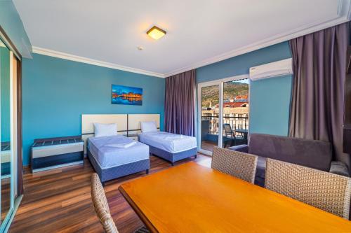 Sala de estar con sofá, cama y mesa en Royalisa City Apart Hotel, en Alanya