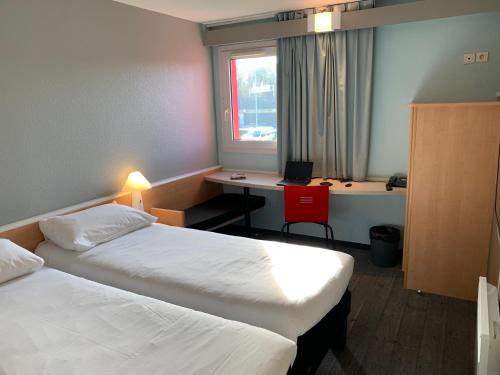 Postel nebo postele na pokoji v ubytování Ibis Auray